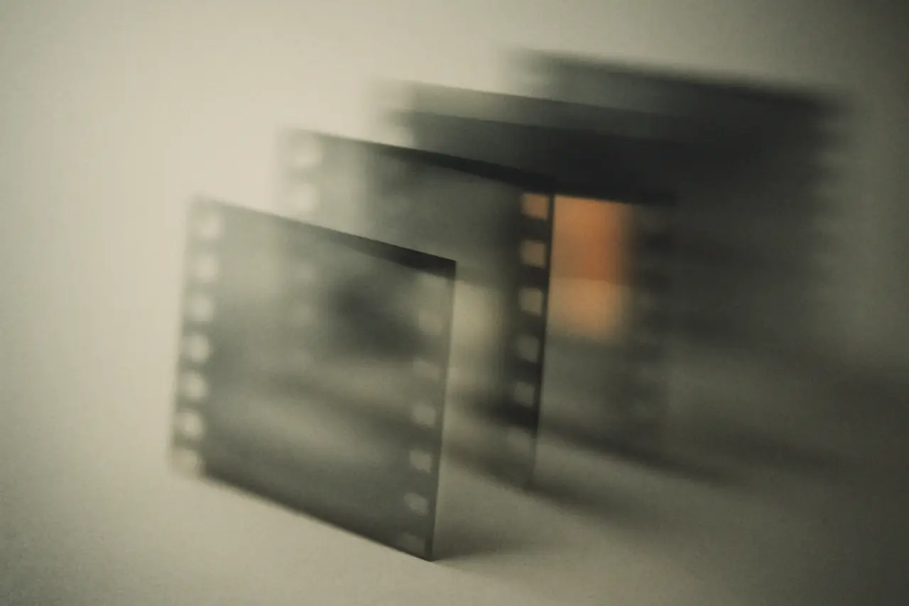 Editorial illustrasjon av AI-videogenerering med syntetiske filmscener skapt av kunstig intelligens